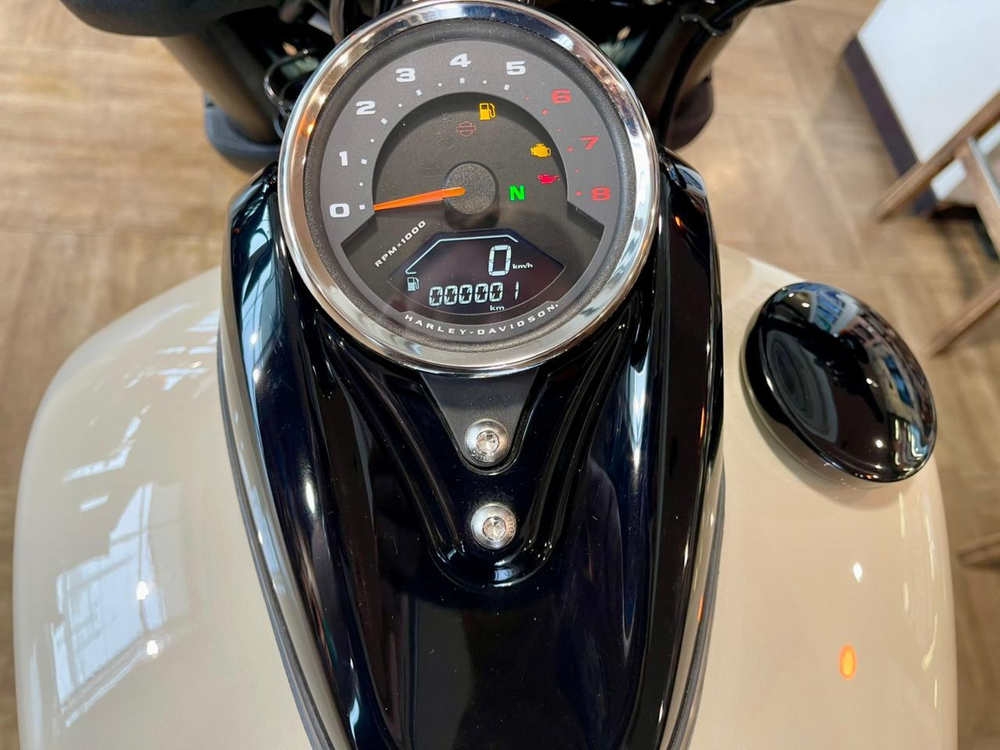 Harley-Davidson Softail Fat Bob 114 (White Sand Pearl)