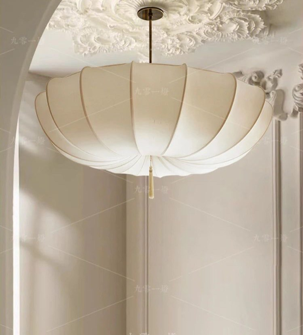 Элегантная люстра с воздушным плафоном и мягкими волнообразными линиями