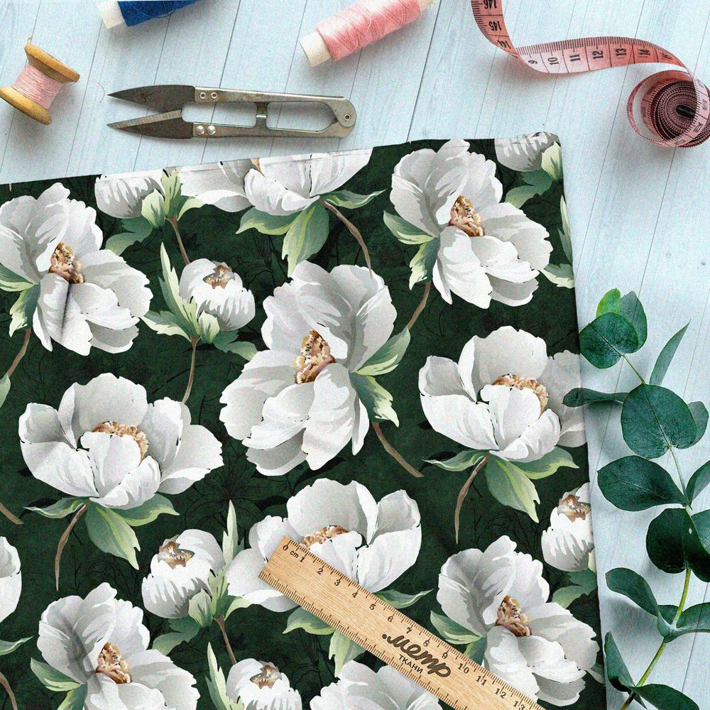 Ткань кулирная гладь белые цветы из комиксов на тёмно-зелёном фоне