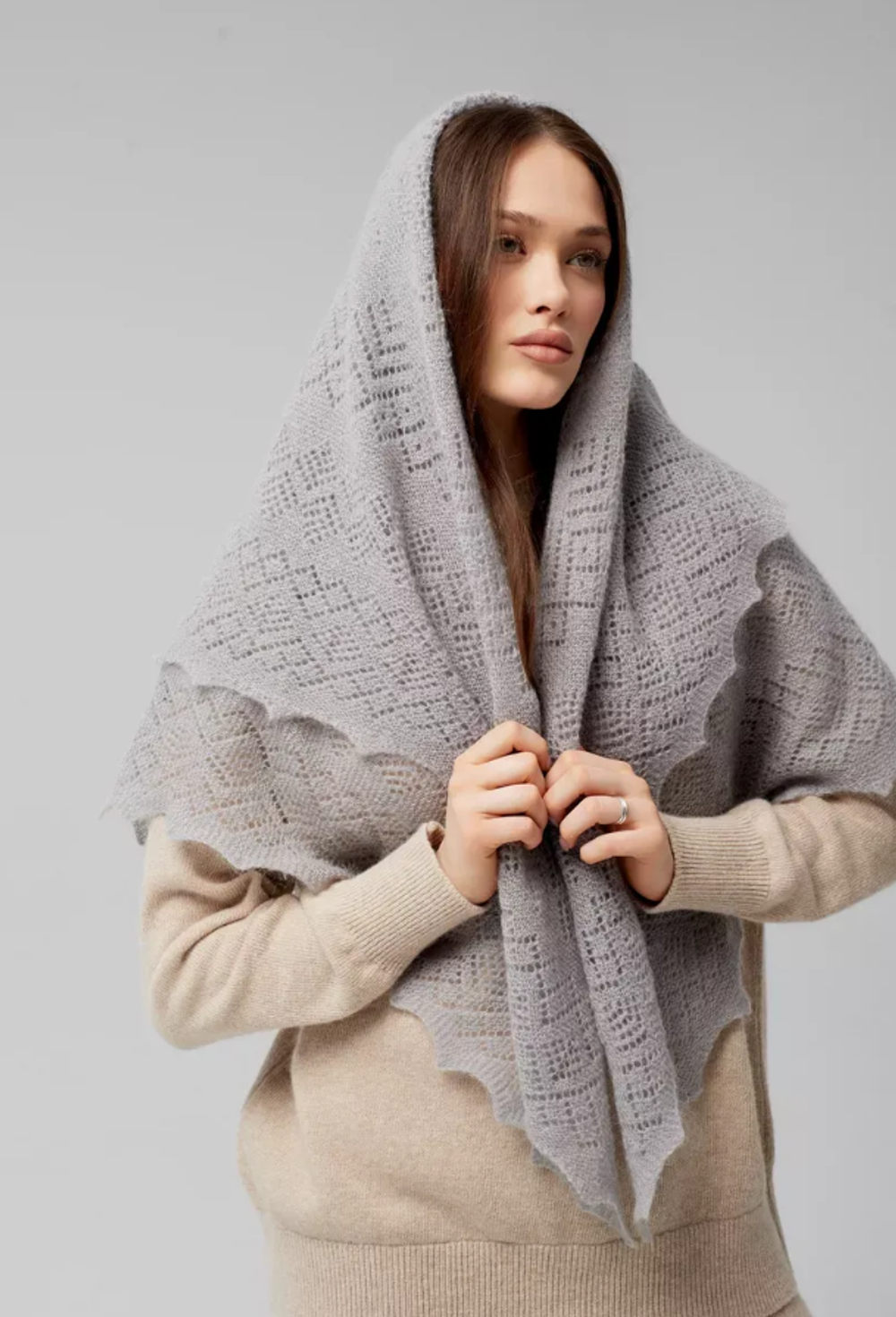 Оренбургский пуховый платок П4-110-03 серый