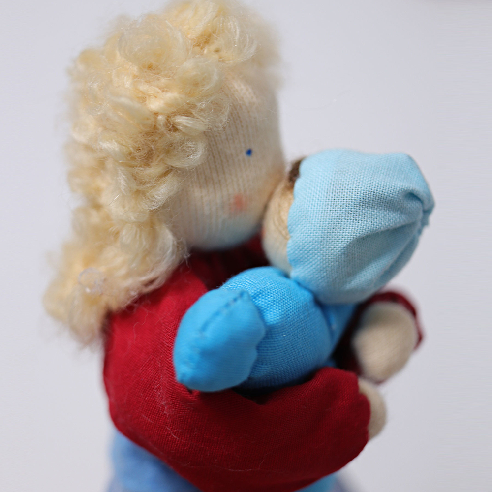 Вальдорфская текстильная кукла "Мама со светлыми волосами", 14 см