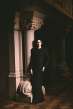 Платье из кружева, декорированное перьями, бисером и пайетками