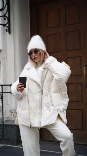 Белый пуховик с вязаными вставками и отделкой из меха