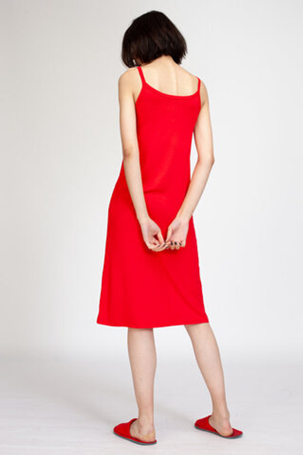 Длинное нижнее платье-сорочка красного цвета