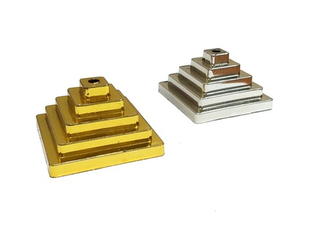 Подставка под настольные флажки. Основание: квадрат. Цвет: имитация под золото и серебро.