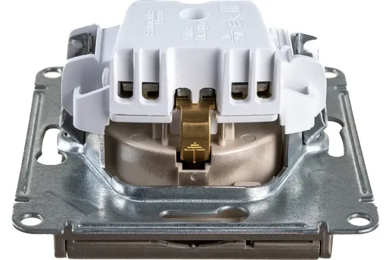 Розетка Systeme Electric ATLASDESIGN с заземлением с крышкой и шторкой шампань 38180