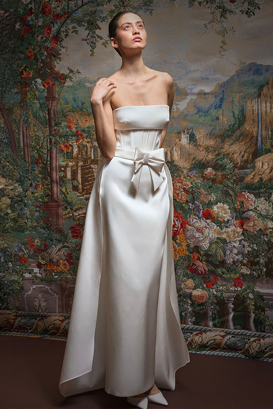 Платье макси из атласа с накладным шлейфом, декорированным бантом