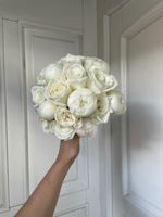 Свадебный букет из пионов и одноголовых роз