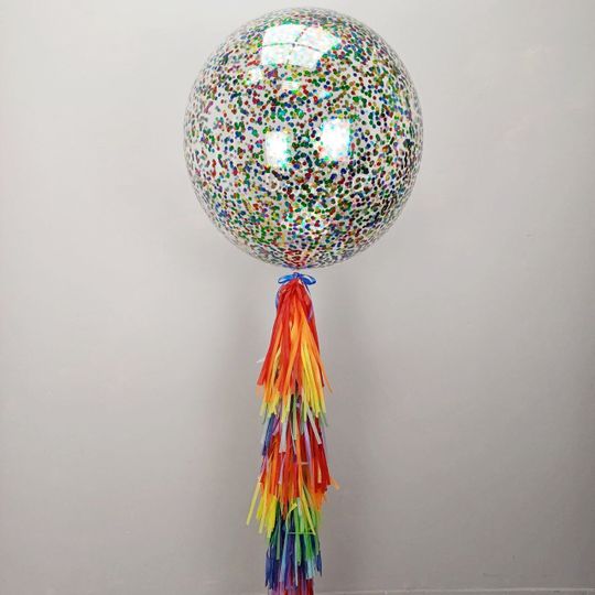 Шар-гигант с разноцветным конфетти на ярком хвосте