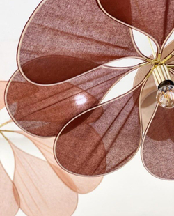 Нежный и легкий подвесной светильник в форме лепестков.