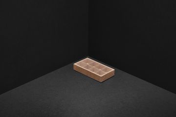 Упаковка с прозрачной крышкой для 8 шоколадных конфет