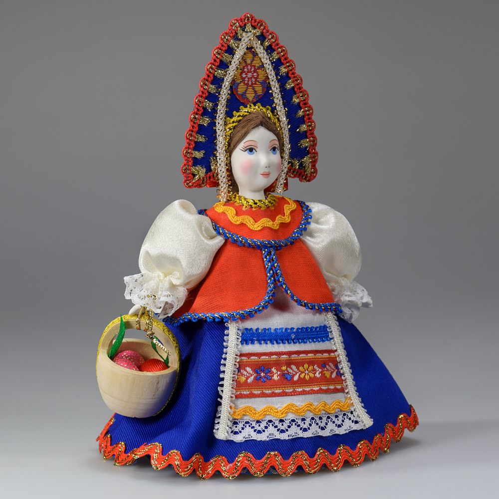 Сувенирная кукла в переднике с корзинкой