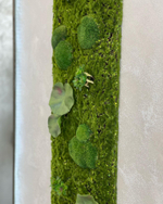 Панно из микса стабилизированного мха, искусственного мха и растений.