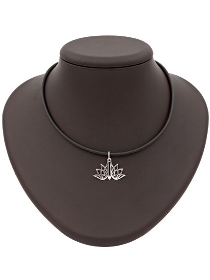 Фото подвески лотос малый из серебра 925 пробы, вид на постаменте.