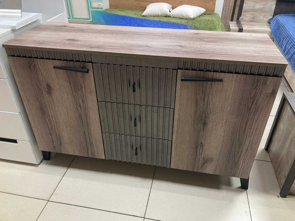 Комод с ножками Ольга-3 Дуб делано серый/сиьвер Пэлас