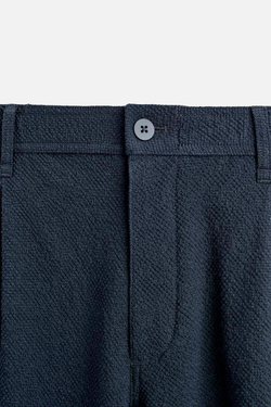 ZARA БРЮКИ ИЗ РЕЛЬЕФНОЙ ТКАНИ С ЗАЩИПАМИ, МОРСКОЙ СИНИЙ