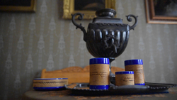 Кружка малая фарфоровая без ручки c берестой и с цитатами Лермонтова. Lermontov forever.