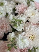 Авторский букет из хризантемы и маттиолы