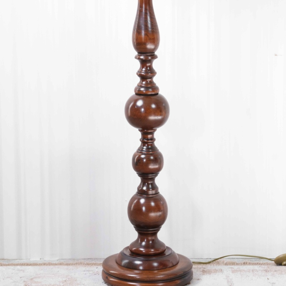 Стильный торшер из массива дерева с тканевым абажуром