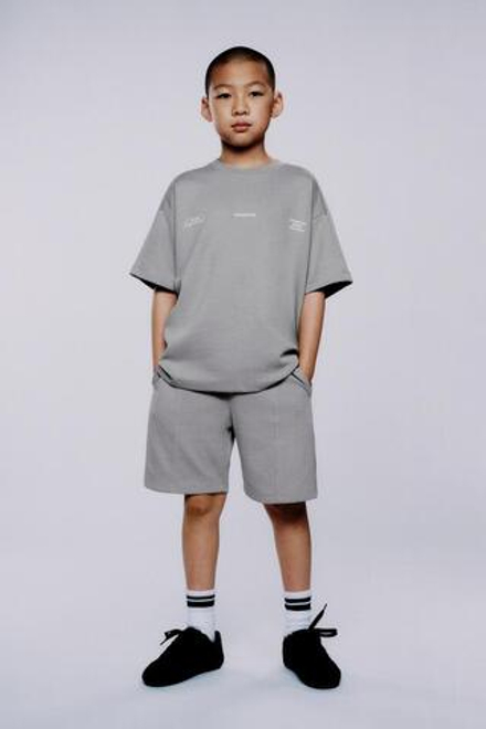 ZARA КОМПЛЕКТ ИЗ ФУТБОЛКИ И ШОРТОВ INTERLOCK, СЕРЫЙ