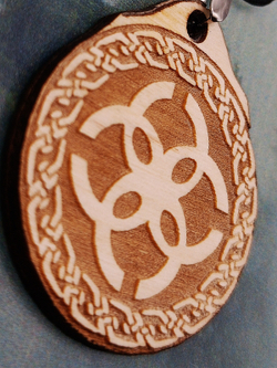 Кулон из дерева Свадебник