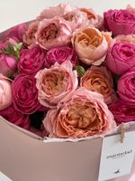 Букет из ярких кустовых пионовидных роз в оформлении