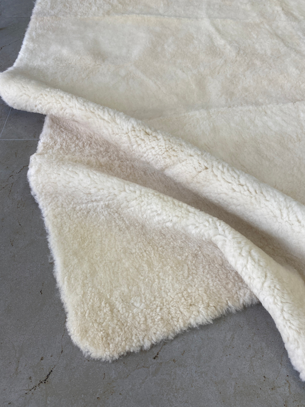 Ковер меховой из натуральной овечьей шкуры