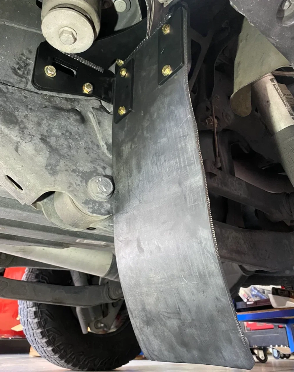 Комплект крепления грязезащитных брызговиков для задних амортизаторов Ram TRX 2021-2024 Рам на раму