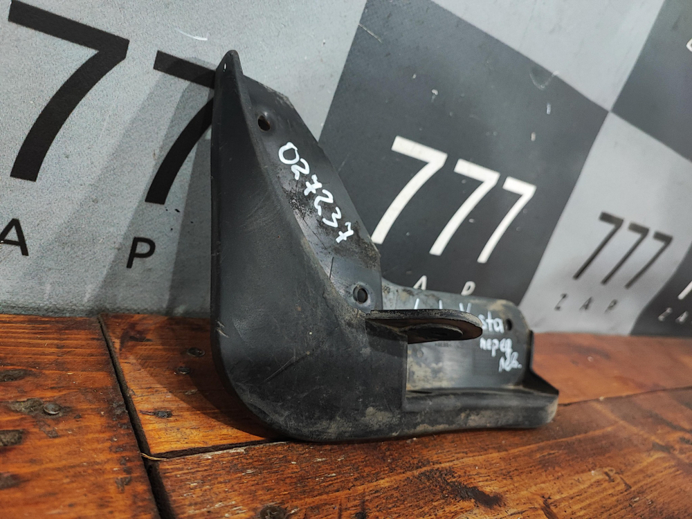 Брызговик передний левый Lada Vesta 15-нв Б/У Оригинал 8450008253