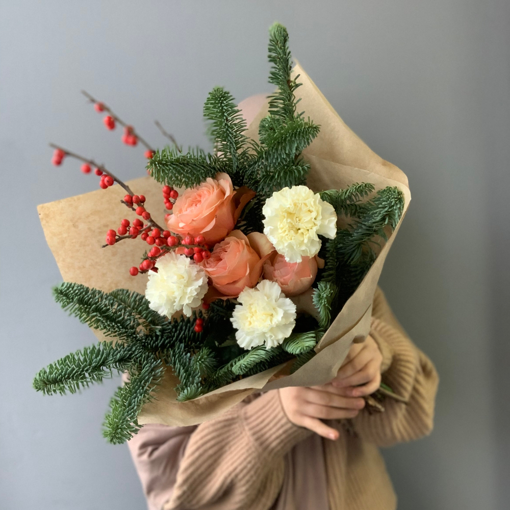 Букет с нобилисом, пионовидными розами «Кахала» и гвоздикой 1053