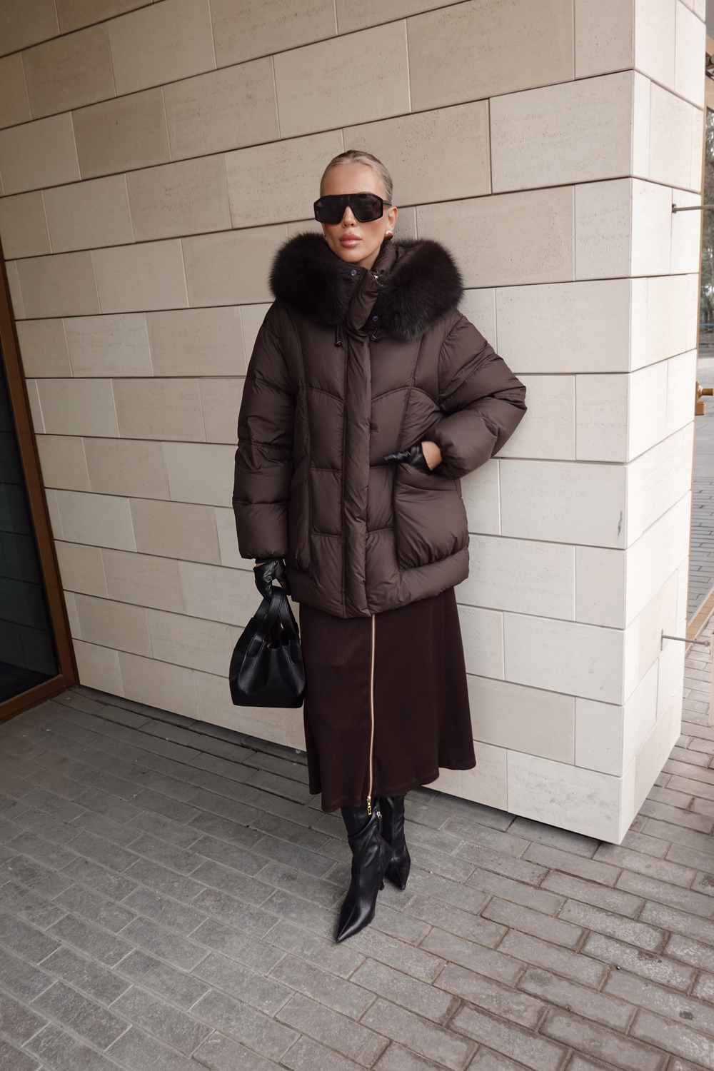 Пуховик с акцентными карманами и капюшоном