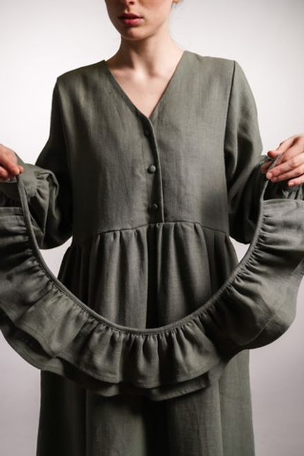 Платье с V-вырезом, поясом-баской и длинным рукавом из крапивы цвета хвои