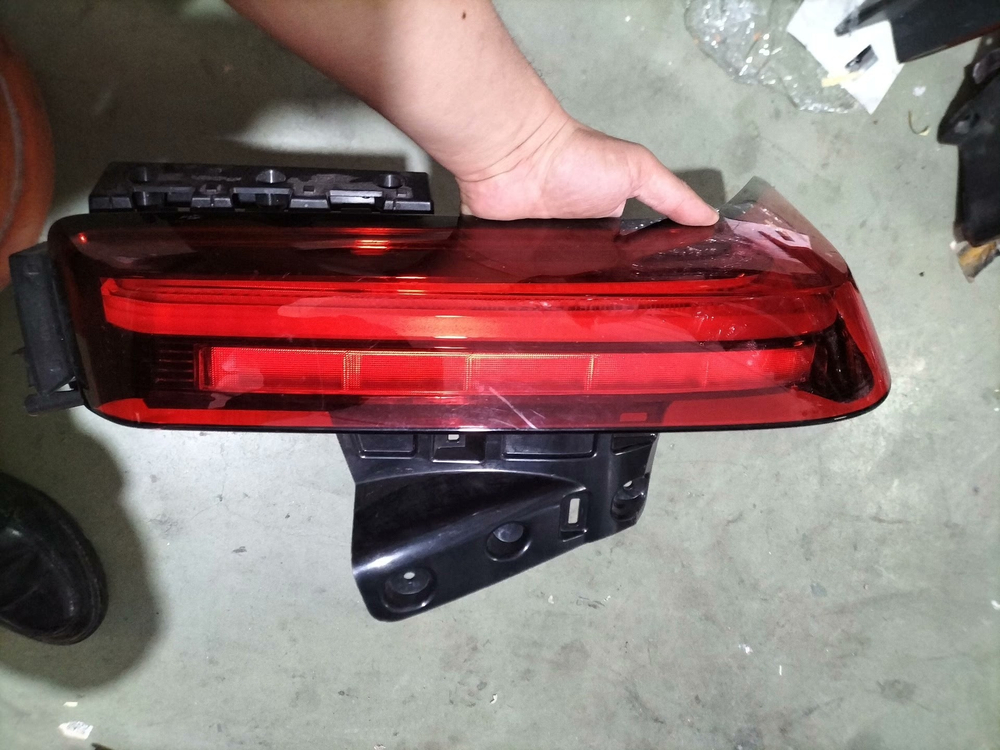 Задний правый внешний фонарь Cadillac XT5 (оригинал,)