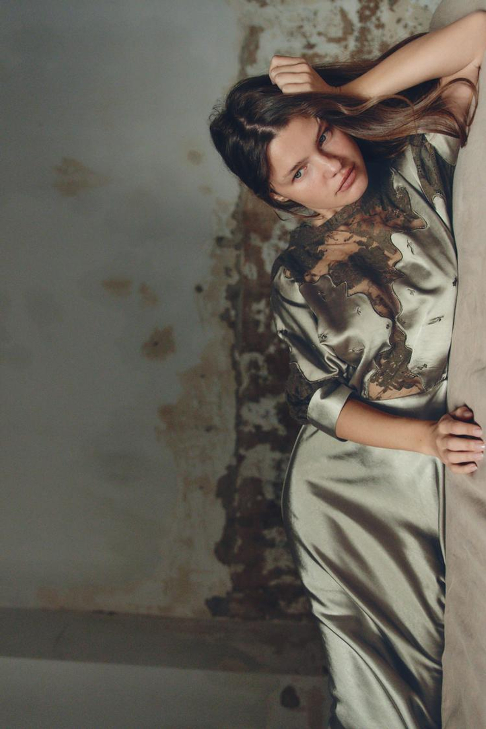 ZARA АТЛАСНОЕ ПЛАТЬЕ С КРУЖЕВОМ, ЗЕЛЕНЫЙ/СЕРЫЙ