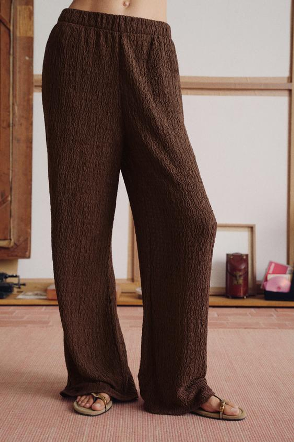 ZARA БРЮКИ С ЭФФЕКТОМ МЯТОЙ ТКАНИ, КОРИЧНЕВЫЙ