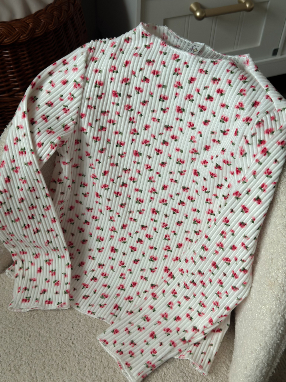 Лонгслив из "лапши в рубчик", белый в мелкий цветочек