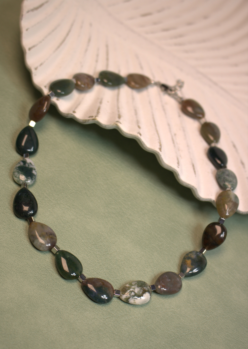 Чокер из индийской яшмы "Лесная акварель"