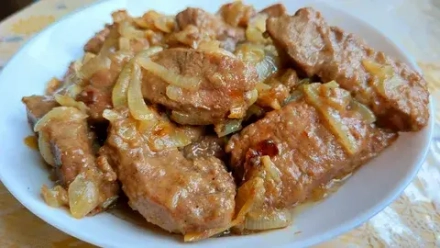 печень говяжья жареная с луком 100г