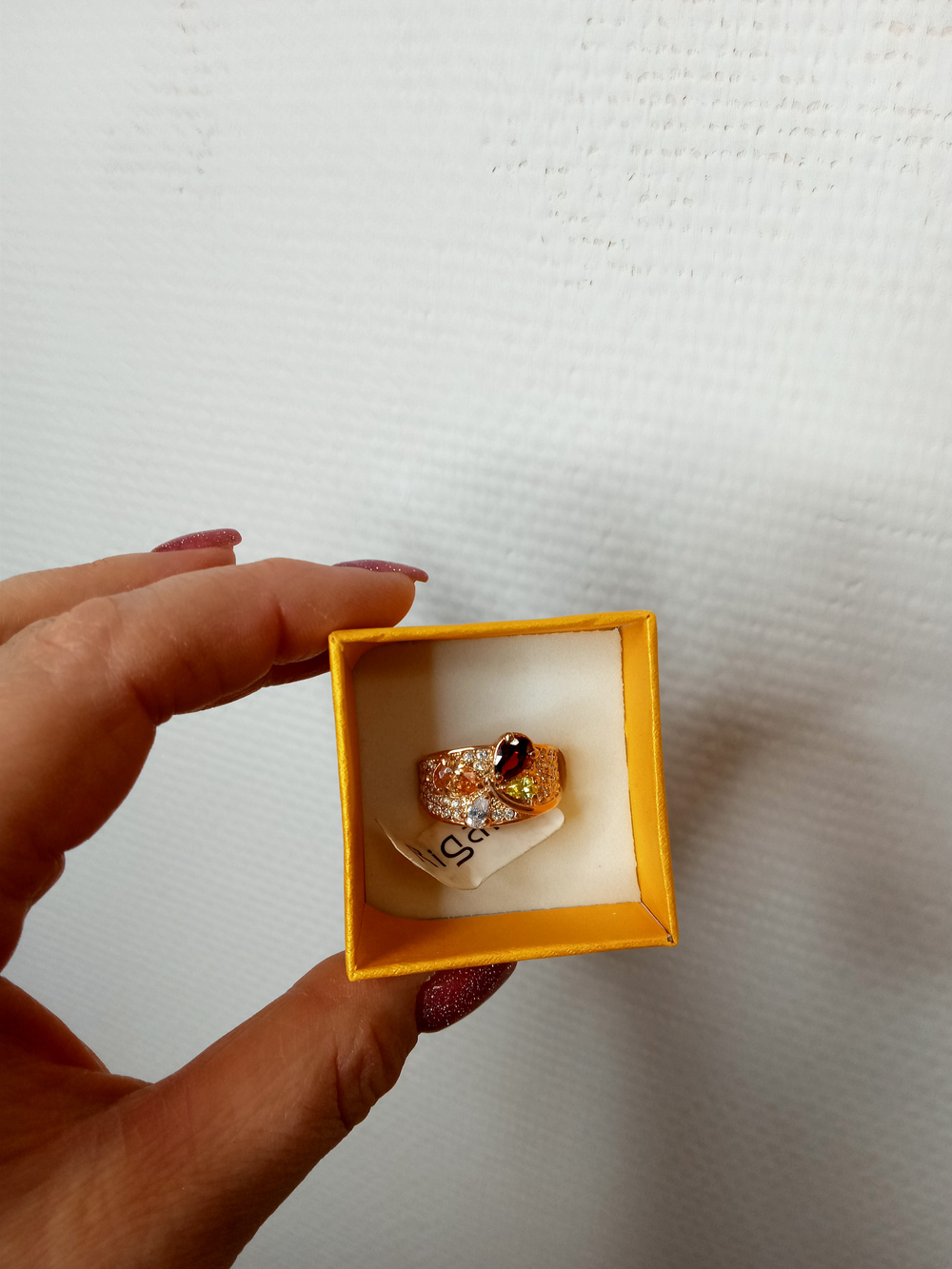 Кольцо позолоченное, цирконием и кристаллы Сваровски.Размер-18