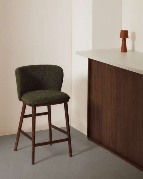 Барный стул Ciselia из темно-зеленого шенилла с ножками из ясеня в отделке орех