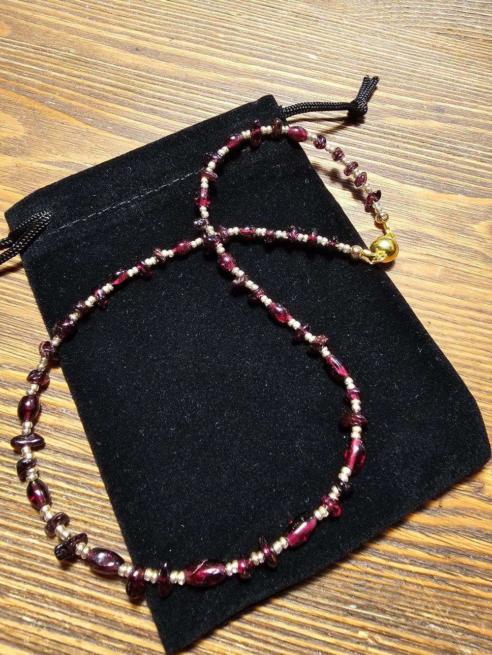 Чокер ручной работы из натурального граната "Золотой гранат"