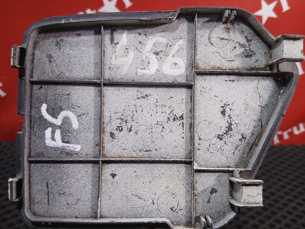 Заглушка бампера левая