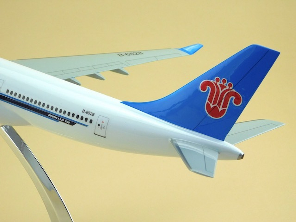 Модель самолета Airbus A330-200 (М1:144, China Southern)