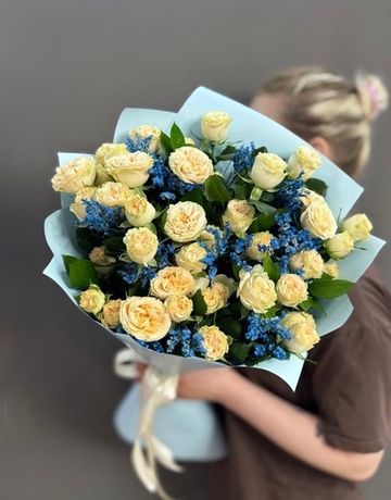Букет из кустовых роз с синим лимониумом