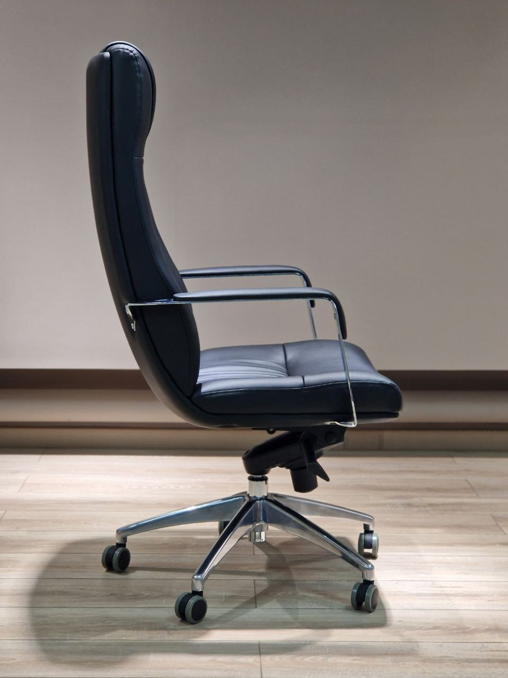Кресло офисное 2367 582045 Black color LEATHER