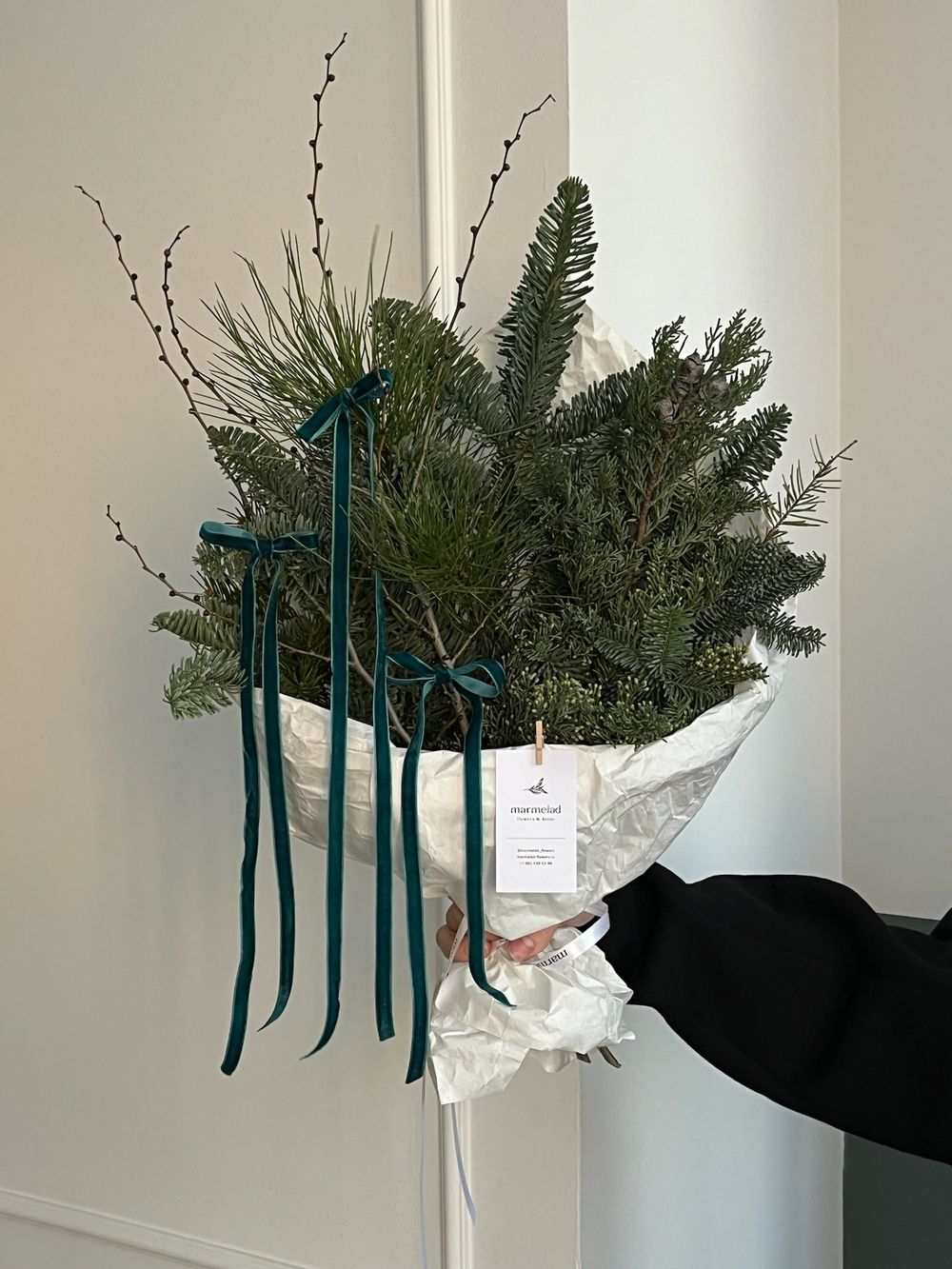 Букет из хвои с изумрудными бантиками