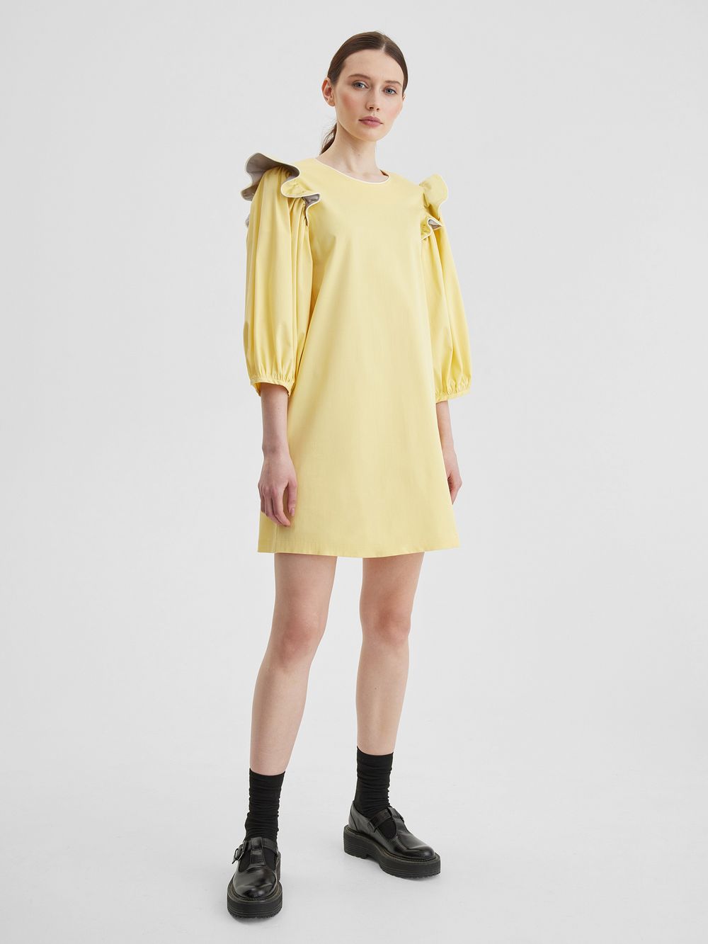 Платье с воланами светло-желтого цвета