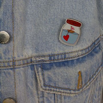 Деревянный значок. Кораблик