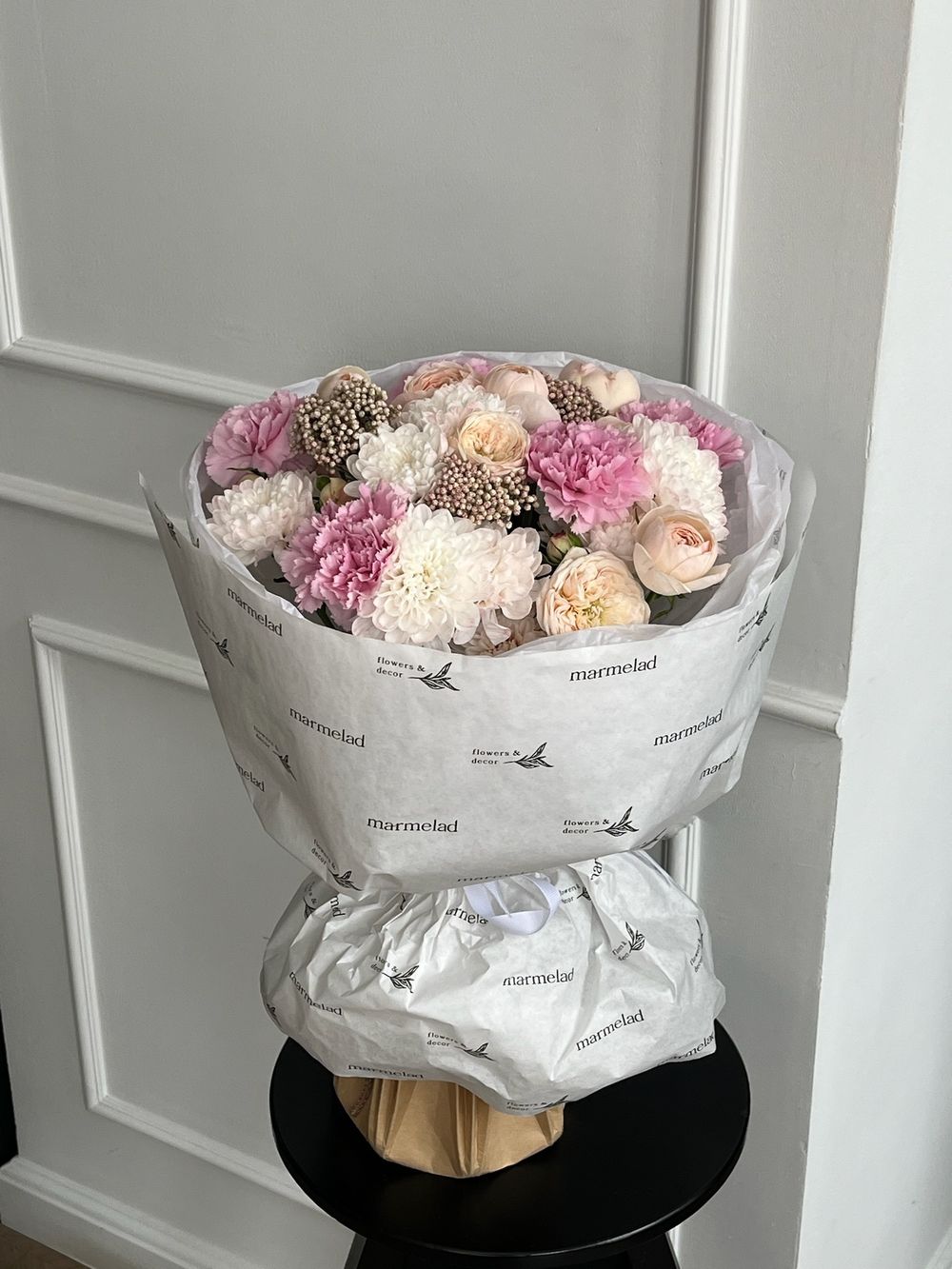 Букет сборный из кустовых пионовидных роз, диантусов, хризантемы и озотамнуса