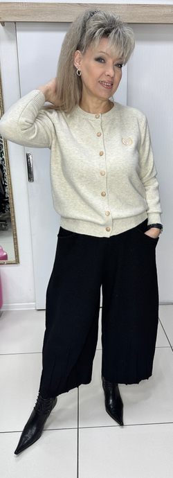 Бежевый жакет-кофта на пуговицах